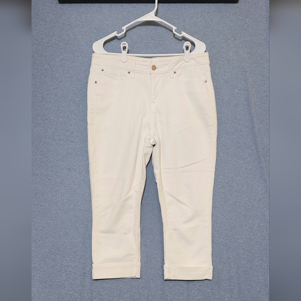 Levi's Signature Gold Mid Rise Off White Capris. Size 12